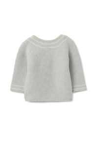 Hellgrauer Strickpullover mit rundem Ausschnitt, drei Viertelärmeln und strukturiertem Muster mit weißen horizontalen Streifen am Saum.