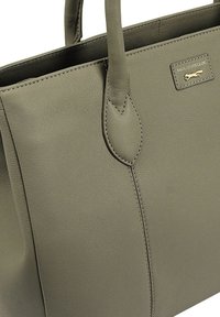 Olijf groene leren tote bag met een gladde textuur, gestructureerd ontwerp en gestikte accenten. Voorzien van een metalen label met merknaam.