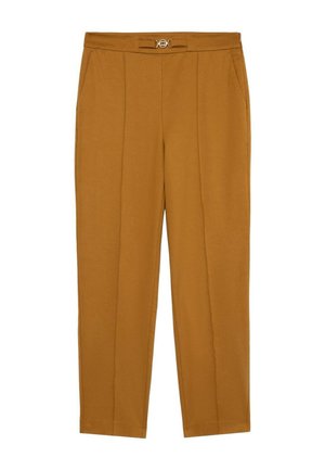 Senfgelbe Hose mit glatter Textur, gerade geschnitten, mit Fronttaschen und einem Gürtelschlaufen-Detail mit Metallverschluss.