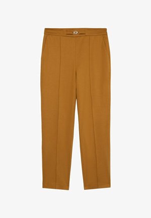 Senfgelbe Hose mit glatter Textur, gerade geschnitten, mit Fronttaschen und einem Gürtelschlaufen-Detail mit Metallverschluss.