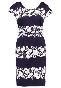 Robe bleu marine longueur genou avec manches courtes, motifs floraux blancs en bandes horizontales et une fine ceinture noire à la taille.