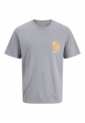 Világosszürke rövid ujjú, kerek nyakú póló kis narancssárga négyzettel és fehér virágmintával a bal mellrészen.