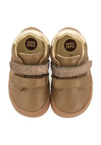 Zapatos infantiles de cuero marrón con un cuello acolchado y una correa de Velcro texturizada y brillante. Punta redondeada y detalles de costura en los lados.