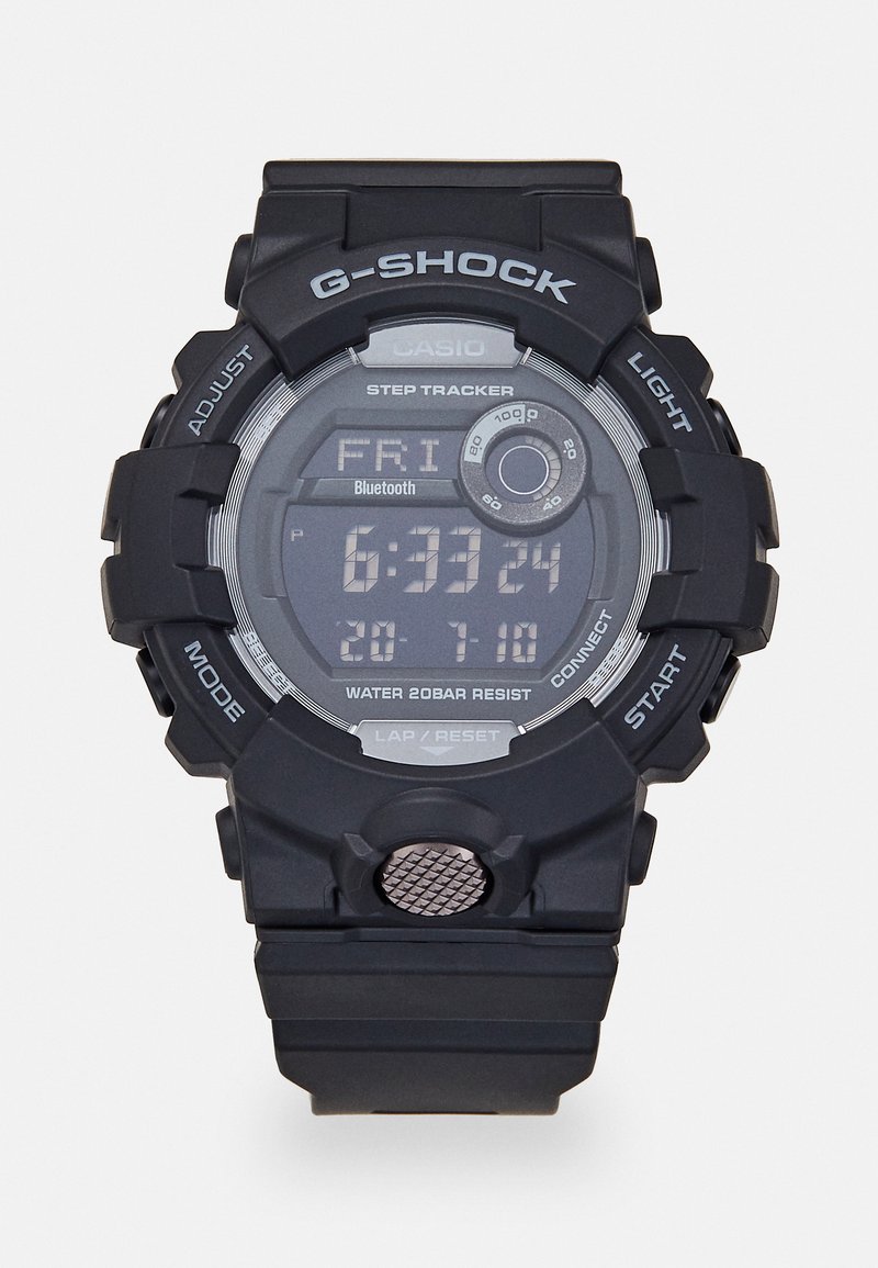 Schwarze G-SHOCK-Uhr mit digitaler Anzeige, Schrittzähler, Bluetooth, wasserdicht bis 20 bar, akzentuierte Tasten und strukturiertes Gehäuse.