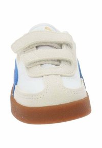 Sneaker bianco con dettagli blu, in materiale scamosciato e pelle, con cinturini in velcro, punta arrotondata e suola in gomma marrone.