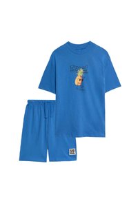 Tvådelat set i ljusblå bomull. T-shirt med kort ärm och grafik av en ananas samt text; matchande shorts med elastisk midja och logotyp-patch.
