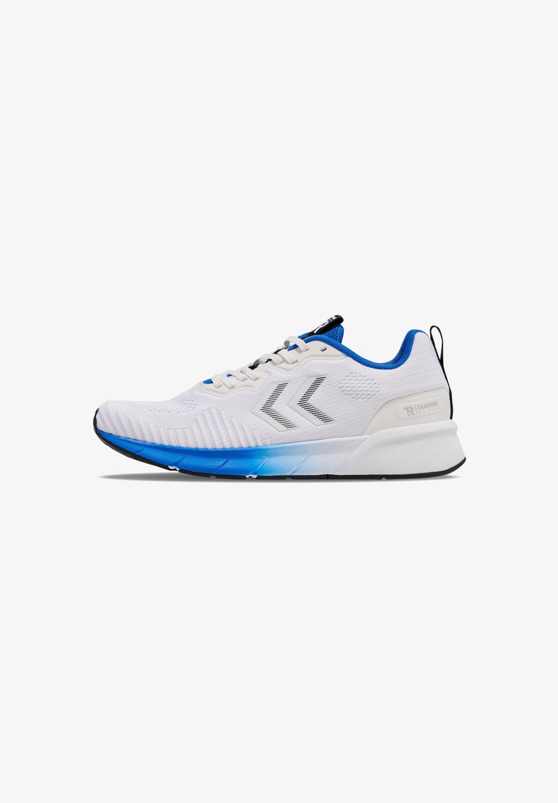 Białe sportowe buty z niebieskimi akcentami. Posiadają teksturowaną cholewkę, okrągły nos, sznurowaną konstrukcję oraz gradientową niebieską podeszwę środkową z czarną podeszwą zewnętrzną.