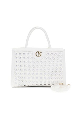 Borsa bianca realizzata in pelle perforata con chiusura a logo dorato, dotata di due manici e una tracolla regolabile, forma quadrata e superficie liscia.