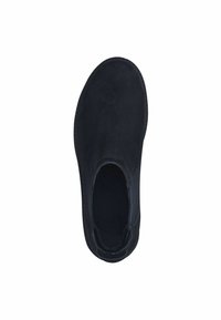Zapato negro de ante, tipo slip-on, con punta redondeada, paneles laterales elásticos y suela texturizada. El interior cuenta con un forro de tela suave.
