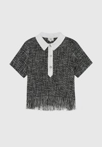 Polo à manches courtes noir et blanc à texture, avec un col blanc, trois boutons décoratifs et un ourlet à franges.