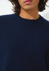 Authentic Cashmere AKSEL ROUND NECK THREAD - Strickpullover - navy