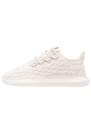 Baskets de sport blanches basses avec motifs texturés sur la tige, œillets en boucle pour les lacets et une semelle épaisse et rembourrée.