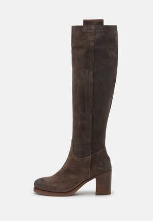 Boots - brown