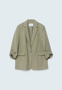 Blazer vert olive clair cintré avec revers crantés, fermeture à un bouton, manches retroussées avec pattes de boutonnage et deux poches avant à rabat.
