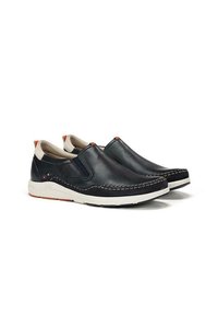 Zapatos de piel de color navy tipo slip-on con suela de goma blanca, costuras en contraste y un acabado texturizado. Presentan un acento rojo en el talón.
