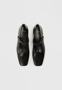 Černé kožené boty Mary Jane se čtvercovou špičkou, s předním páskem a přezkou, hladkou texturou a lesklým povrchem.