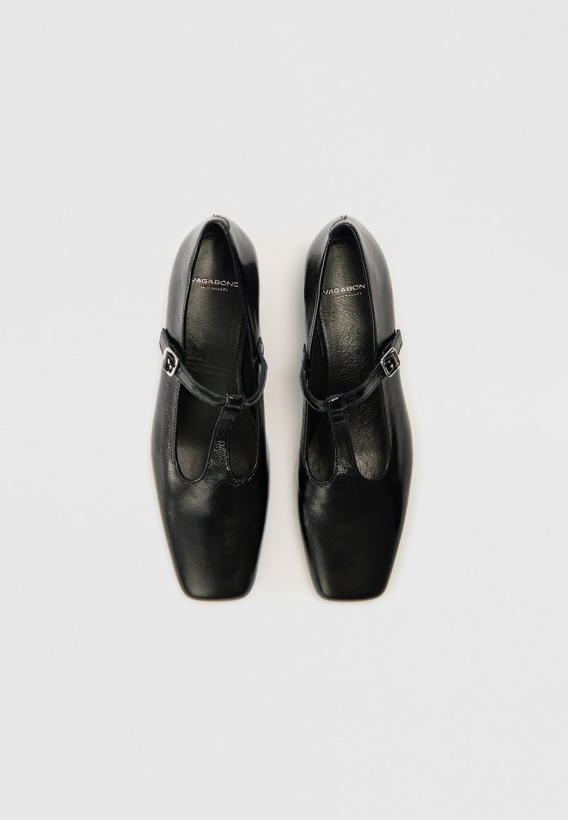 Schwarze Mary Jane Schuhe aus Leder mit quadratischer Spitze, ausgestattet mit einem vorderen Riemen und Schnallendetail, glatter Textur und poliertem Finish.