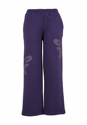 Pantaloni de trening lila cu picioare largi, cu un band elastic în talie și două accente subtile ale logo-ului pe față. Fabricat dintr-un material moale și elastic.