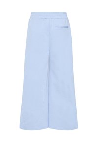 Pantalon large bleu clair avec taille élastique et une poche fendue unique à l'arrière, présenté sur fond blanc.