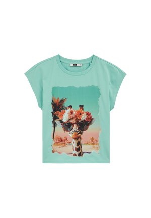 Tricou verde mentă cu o girafă purtând ochelari de soare și o coroană de flori, cu palmieri și un apus pe fundal, imprimat pe față.