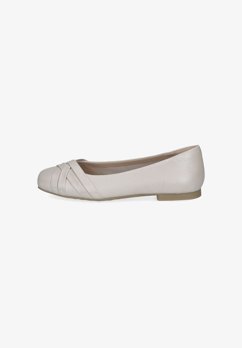 Ballerines en cuir beige clair avec une finition texturée, présentant un design plissé à l'avant et une semelle plate de couleur tan.