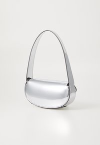 Bolsa de ombro prateada metálica com uma forma arredondada e elegante, textura suave e uma alça larga, apresentando um design minimalista sem hardware visível.
