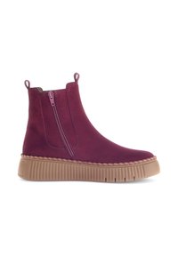 Bordeaux suède enkelboots met een zijrits, geprofileerde tan rubberen zool en gevlochten details langs de rand.