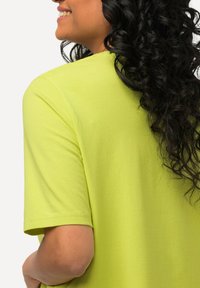 Ulla Popken RUNDHALSAUSSCHNITT - T-shirt basic - light green
