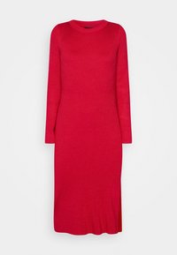 Robe en maille côtelée rouge avec manches longues, encolure ronde et fentes sur les côtés. Le tissu a une texture lisse et tombe jusqu'à mi-mollet.