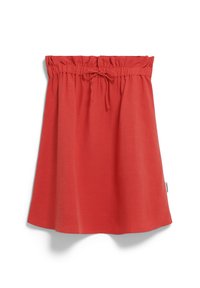 Falda roja con cintura elástica, con parte superior fruncida, detalle de cordón y diseño acampanado, hecha de un tejido suave. Sin patrones ni acentos adicionales.