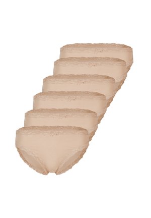 Set aus sechs beigen Damen-Slips mit Spitzenbesatz und kleinem Schleifendetail am Bund, diagonal gestapelt dargestellt.