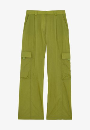 Pantalones cargo de pierna ancha en verde oliva, con bolsillos frontales, pasadores para cinturón y bolsillos con solapa en ambos muslos.