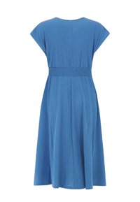 Modré šaty dĺžky po kolená s krátkymi rukávmi a nazbieraným elastickým pásom, zobrazené zozadu na bielom pozadí.