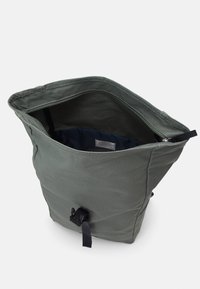 Sandqvist KAJ UNISEX - Mochila - dusty green/navy