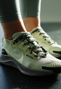Nike Performance PEGASUS TRAIL 3 GTX - Sapatilhas de trail running - olive aura/citron tint/black/amethyst ash