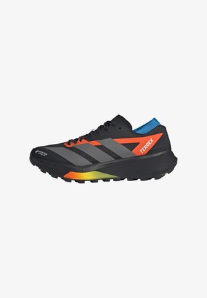 Zwarte Adidas Terrex trailrunningschoen met oranje en grijze accenten, blauwe voering en robuuste zool met Gore-Tex waterdicht label.