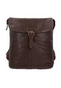 Sac à dos en cuir marron avec une fermeture à rabat, détail de boucle en métal et finition texturée. Dispose de bretelles ajustables et d'une poche zippée sur le côté.