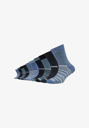 Set di calzini da uomo in varie tonalità di blu e nero. Include modelli a tinta unita e a righe. Lunghezza al polpaccio con risvolti a coste.