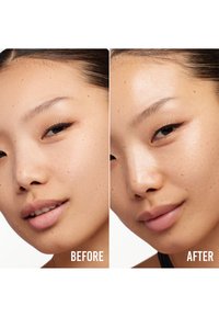 Før- og etterbilder viser en nærbilde av ansiktet til en modell, som fremhever klar hudtekstur, jevn hudtone og subtile fregner.