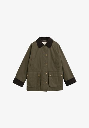 Giacca verde oliva con colletto in corduroy marrone, grandi tasche frontali e bottoni a pressione dorati. Presenta una vestibilità comoda e maniche lunghe.