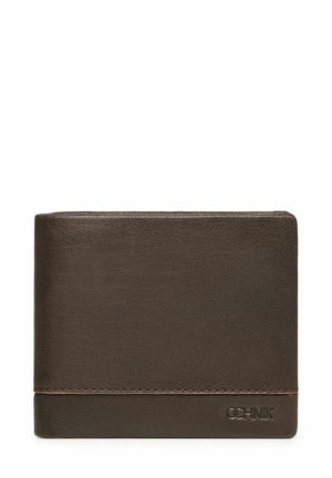 Brązowy skórzany portfel o fakturowanej powierzchni, z designem na dwa skrzydła i kontrastowym przeszyciem. Posiada tłoczone logo w dolnym rogu.