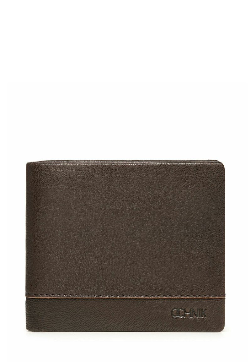 Brązowy skórzany portfel o fakturowanej powierzchni, z designem na dwa skrzydła i kontrastowym przeszyciem. Posiada tłoczone logo w dolnym rogu.