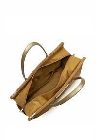 Braune Stofftasche mit metallisch goldenen Griffen; verfügt über ein geräumiges Innenfach mit Reißverschlussfächern und einer glatten, matten Textur.