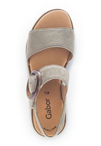 Szare zamszowe sandały z szerokimi paskami i okrąłym akcentem. Wyposażone w wyściełaną wkładkę, płaską podeszwę i nadrukowaną nazwę marki wewnątrz.