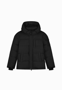 Zwarte gewatteerde jas met een hoge kraag en een afneembare capuchon, ritssluiting, twee voorkruiden en elastische manchetten. Glad textuur.