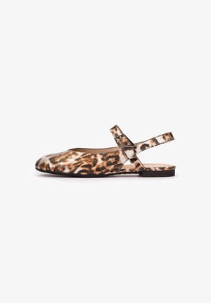 Zapato plano para mujer con estampado de leopardo en tonos marrón y negro, punta puntiaguda y correa de tobillo ajustable con hebilla sobre fondo blanco.
