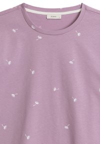 Jasnofioletowa bawełniana koszulka z okrągłym dekoltem i rozproszonymi białymi nadrukami w postaci dmuchawców. Miękka tekstura, casualowy design.