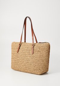Woven halmveske med brune lærreimer, rektangulær form, glidelåslukking, teksturert overflate og sirkulære låsebeslag.