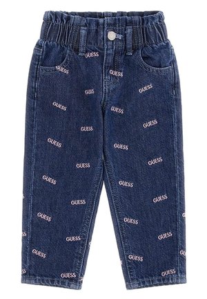 Jean enfant bleu foncé avec taille élastique, poches avant et logos « GUESS » rose clair répétés sur tout le tissu.