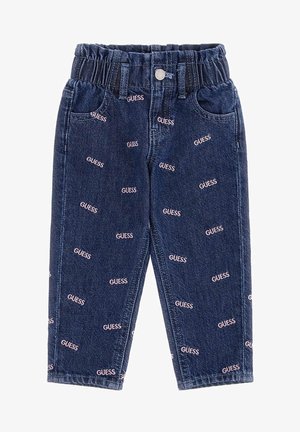 Jean enfant bleu foncé avec taille élastique, poches avant et logos « GUESS » rose clair répétés sur tout le tissu.